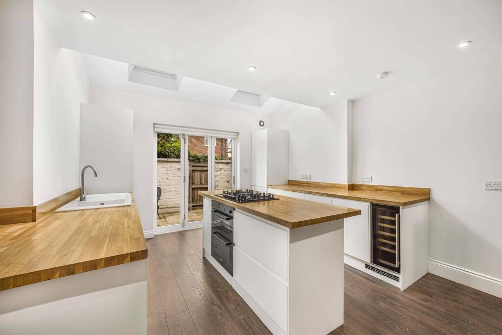 3 bedroom terraced house for sale in Knutsford View, Hale Barns, Altrincham, WA15